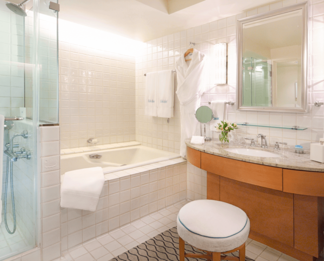 Halekulani guestroom bathroom
