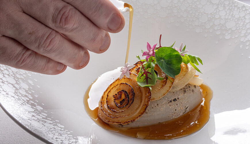 Oignons farcis à l’oignon consommé oignons