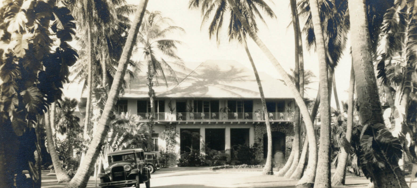 The original Halekulani began in 1907 as a residential hotel, owned by Robert Lewers