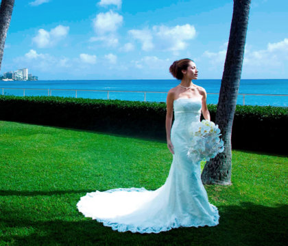 Bride posing on Kawehewehe Lawn in front of Diamond Head