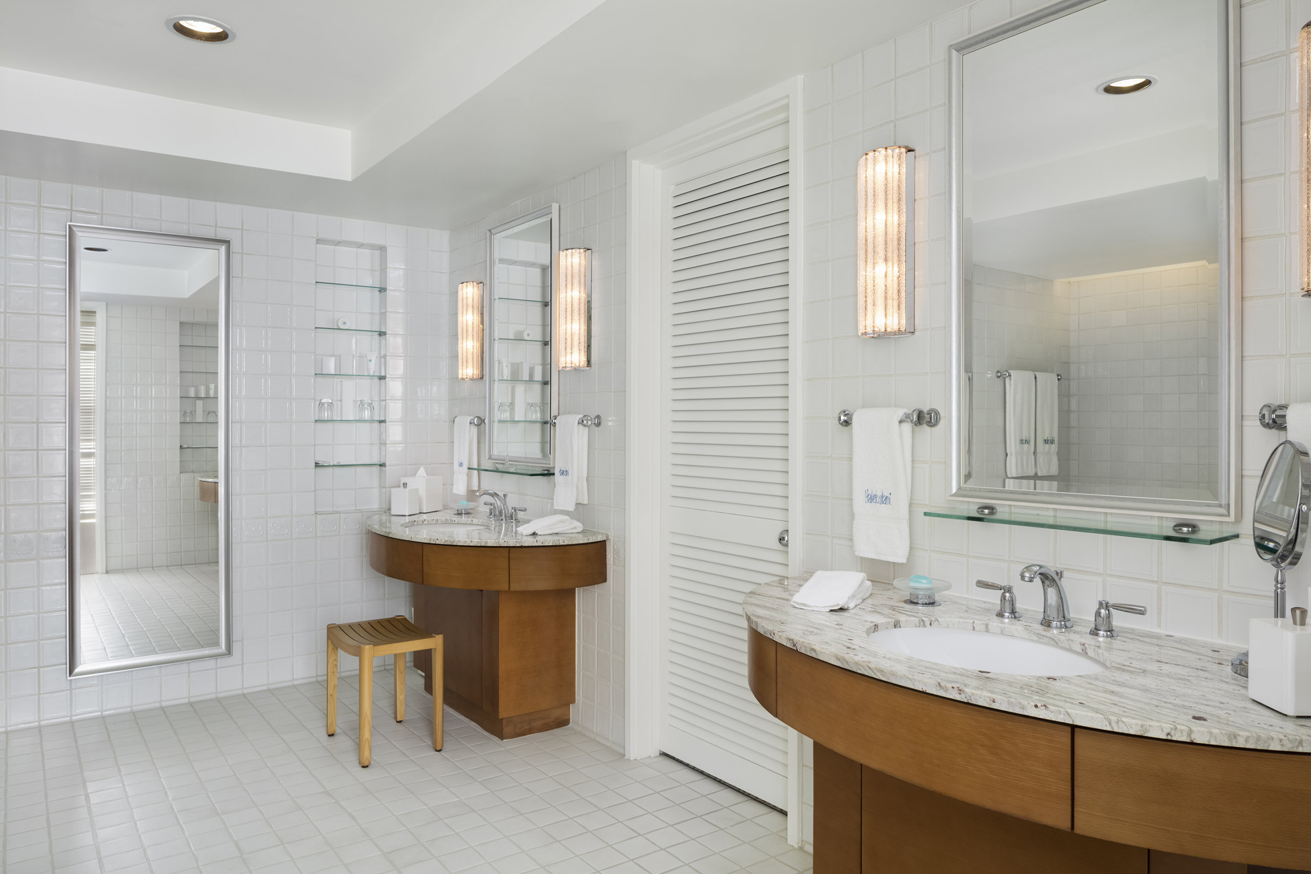 Ocean Suite & Ocean Terrace Suite bathroom